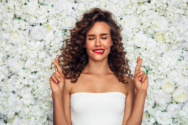 hermosa chica con una pared de flores - casualidad fotografías e imágenes de stock