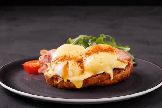 Eggs benedict on a croissant Eggs benedict on a croissant with hollandaise sauce. Eggs Benedict stock pictures, royalty-free photos & images