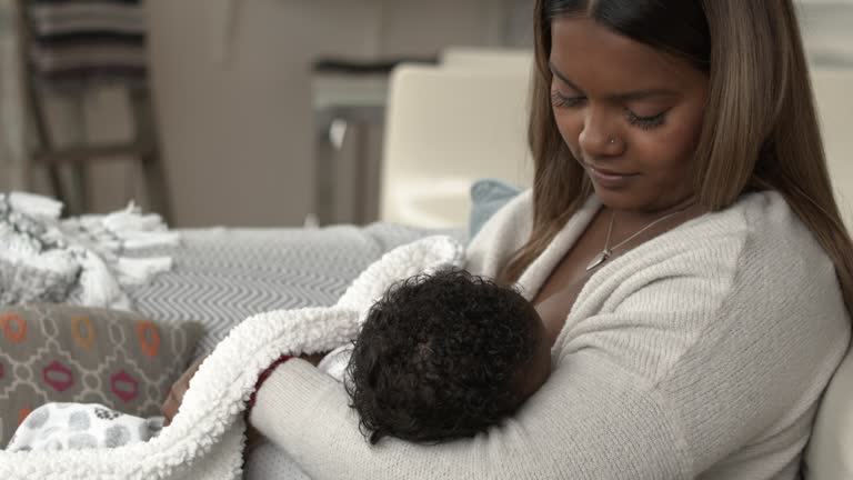 мальчик сосет сиськи