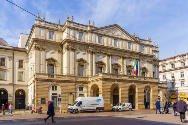 edificio teatro alla scala, en milán - milan italy stage theater opera house built structure fotografías e imágenes de stock