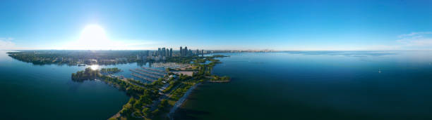 Amazing North American panorama at Humber Bay Shores Park city and green space, skyline cityscape, yacht and boats in azure lake Ontario. Skyscrapers and blue marina, sunset at summer, Ontario, Canada Amazing North American panorama at Humber Bay Shores Park city and green space, skyline cityscape, yacht and boats in azure lake Ontario. Skyscrapers and blue marina, sunset at summer, Ontario, Canada etobicoke stock pictures, royalty-free photos & images