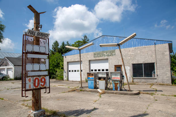 verlassenen gas station - old gas pump stock-fotos und bilder