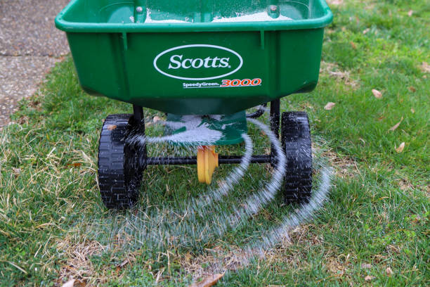 A Scotts seed and fertilizer spreader on a lawn Louisville, Kentucky USA March 22, 2022 A Scotts seed and fertilizer spreader on a lawn lawn seeder stock pictures, royalty-free photos & images