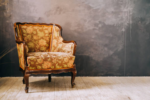 grand fauteuil vintage sur fond noir. - fauteuil baroque photos et images de collection