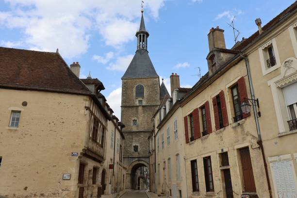 istock Avallon - Le Beffroi ou tour de l'horloge 1387147559