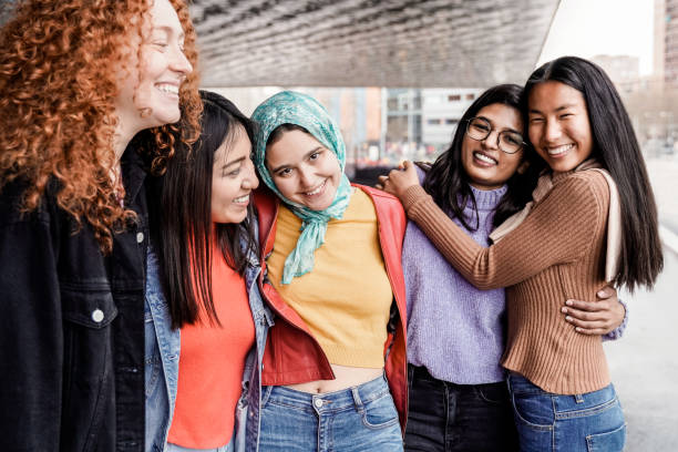 amiche multietniche che si divertono all'aperto - persone di culture e razze diverse - focus sul volto della ragazza musulmana - celebration sport caucasian ethnic foto e immagini stock