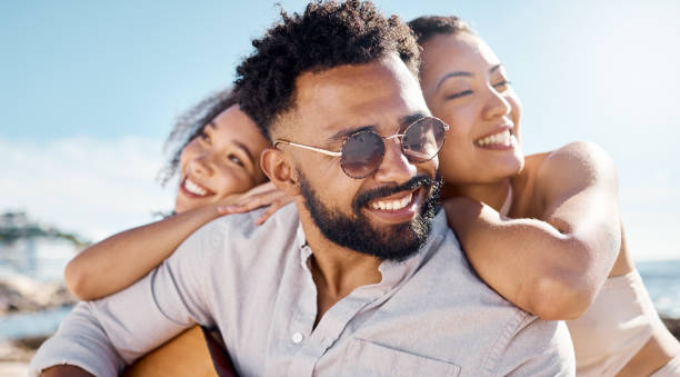 scatto di un uomo in spiaggia con le sue due amiche - casanova foto e immagini stock