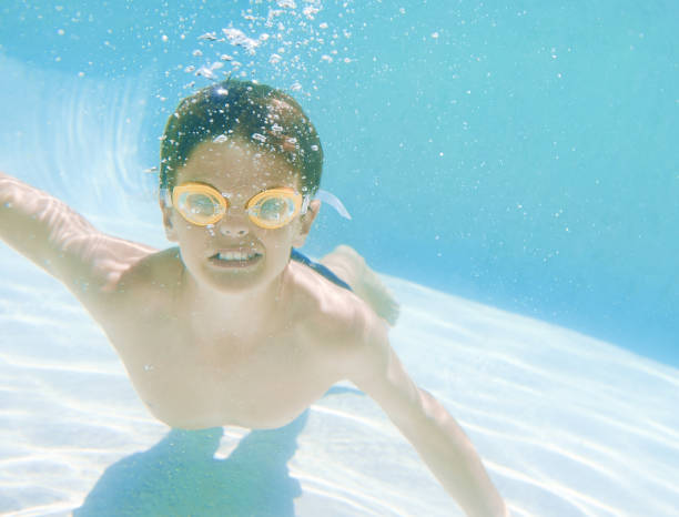 zdjęcie małego chłopca w okularach pływackich podczas pływania pod wodą - real people outdoors close up recreational pursuit zdjęcia i obrazy z banku zdjęć