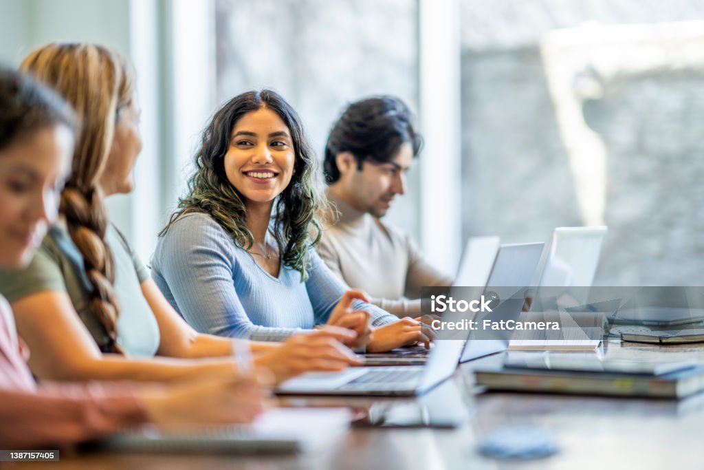 Ältere Studierende arbeiten zusammen - Lizenzfrei Universitätsstudent Stock-Foto Ältere Studierende arbeiten zusammen - Lizenzfrei Universitätsstudent Stock-Foto
