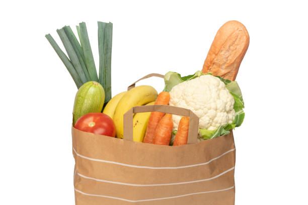einkaufstasche mit laib brot, obst und gemüse isoliert auf weißem hintergrund. - food bread groceries basket stock-fotos und bilder