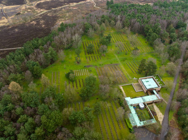 vista aérea del cementerio militar alemán de cannock chase - cemetery grave military beauty in nature fotografías e imágenes de stock