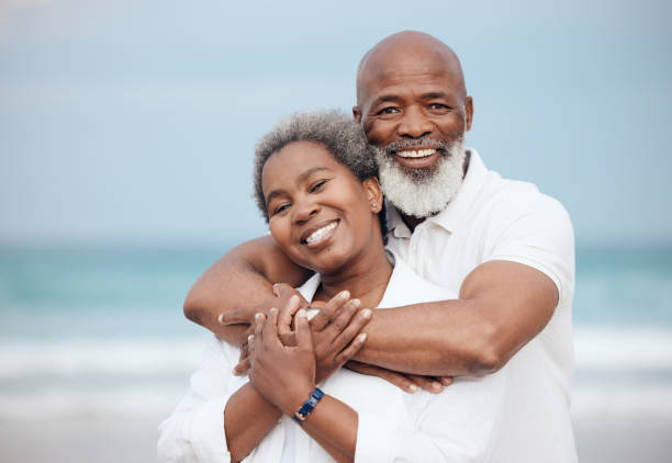 aufnahme eines reifen paares, das zeit am strand verbringt - senior couple stock-fotos und bilder