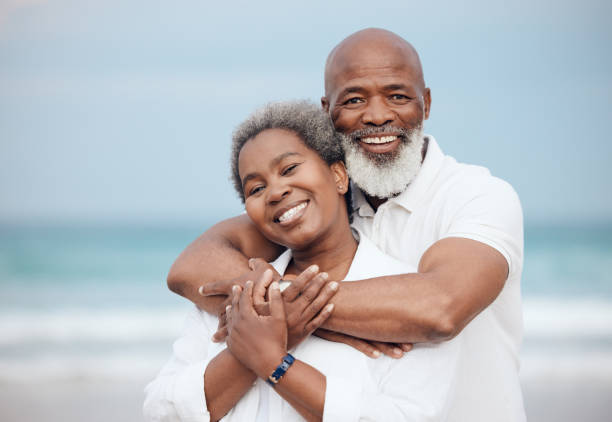 foto de una pareja madura pasando tiempo en la playa - couple african descent africa human relationship fotografías e imágenes de stock