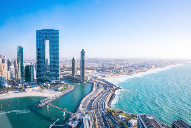 piękne nowoczesne drapacze chmur z plażą na tle czystego błękitnego nieba - jumeirah beach hotel obrazy zdjęcia i obrazy z banku zdjęć