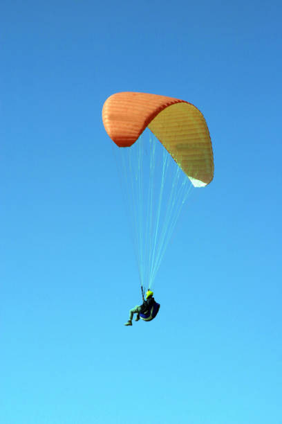 gleitschirmflug vom mount babadag - skydiving air aerial view vertical stock-fotos und bilder