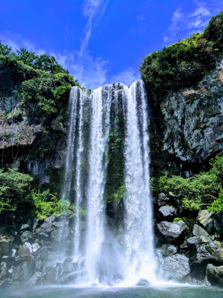 cascada de jeju - catarata fotografías e imágenes de stock