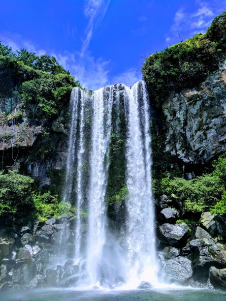 cascade de jeju - waterfall photos et images de collection