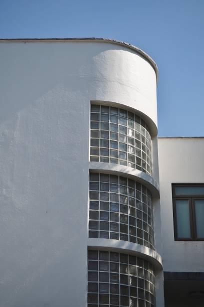 edificio de diseño simple con pared curva de ladrillo de vidrio - bauhaus architecture fotografías e imágenes de stock