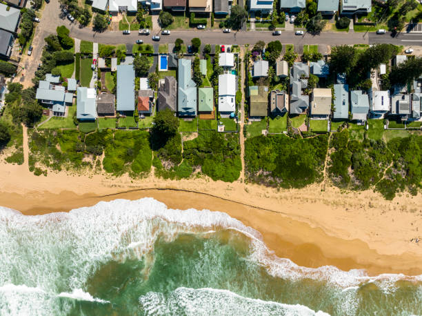 techo de perspectiva aérea de coastal suburb - coastal property fotografías e imágenes de stock