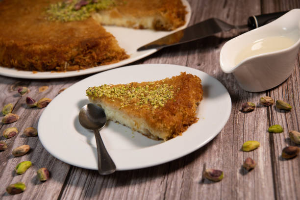 deliciosa sobremesa tradicional knafeh com queijo e pistache e xarope de flor de laranja - künefe - fotografias e filmes do acervo