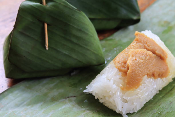 エッグタイのスナックとカスタードのもち米は甘いです、バナナの葉の上に置かれます。 - banana leaf food thailand thai culture ストックフォトと画像