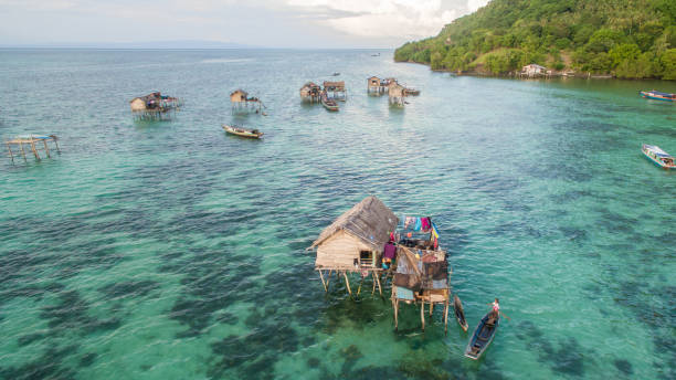 bela vista aérea borneo sea cigana aldeia de água na ilha mabul bodgaya, malásia. - sipadan island - fotografias e filmes do acervo