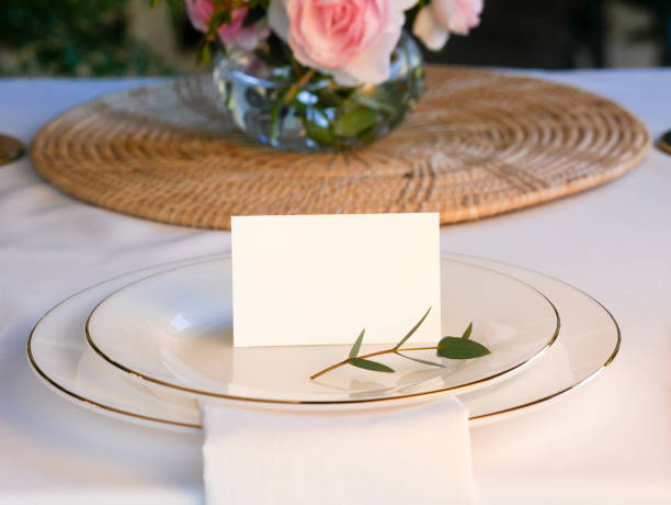 makieta biała pusta karta spacji, dla miejsca imienia, pozdrowienia, zaproszenia na tle ustawienia stołu weselnego. ze ścieżką przycinającą - place setting wedding table decoration zdjęcia i obrazy z banku zdjęć