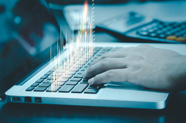 Businessman typing computer laptop and showing graph and char virtual hologram of statistics. Stock market exchange trading graph analysis investment. Business growth, planing and strategy concept. hombre de negocios escribiendo computadora portátil y mostrando gráfico y char holograma virtual de estadísticas. análisis de gráficos de negociación bursátil de inversión. concepto de crecimiento empresarial, planificación y estrategia.