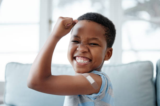 retrato de un niño pequeño con un yeso en el brazo después de una inyección - inyectar fotografías e imágenes de stock