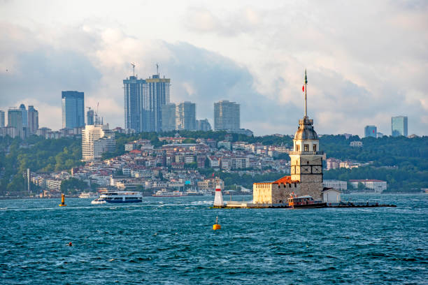 the maiden tower on bosphorus strait, istanbul, turkey - 處女之塔 個照片及圖片檔