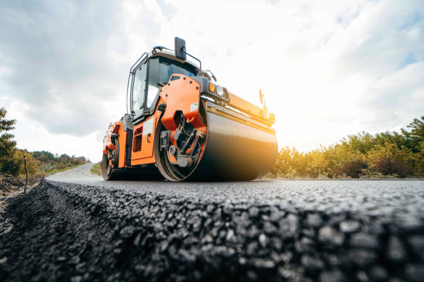 compactador de rodillos asfálticos vibratorios compactando nuevo pavimento asfáltico. el servicio de carreteras repara la carretera - maquinaria agrícola fotografías e imágenes de stock