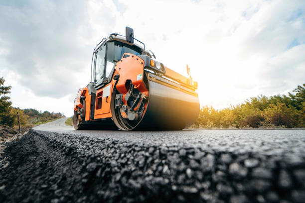vibratory asphalt roller compactor compacting new asphalt pavement. road service repairs the highway - byggmaskiner bildbanksfoton och bilder