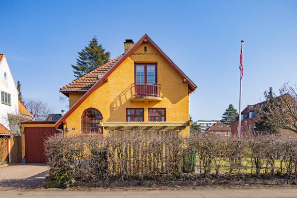 casa indipendente danese in una soleggiata giornata di inizio primavera - denmark house villa detached house foto e immagini stock