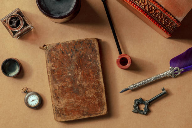 pipa vintage, cuaderno, reloj y llave. investigación de detectives privados - writing equipment fotografías e imágenes de stock