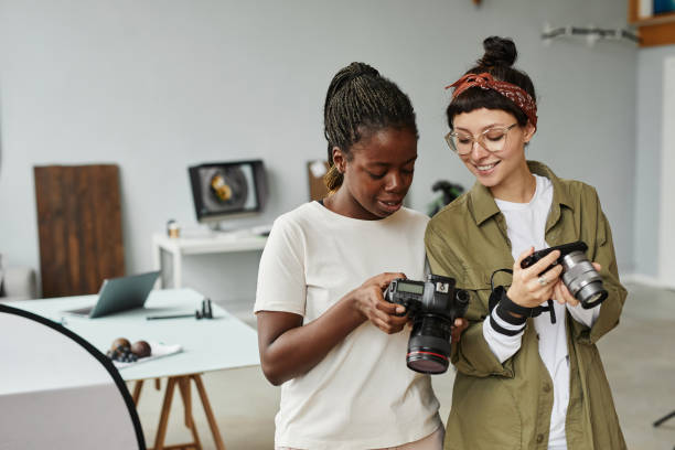 équipe de femmes photographes - photographe photos et images de collection