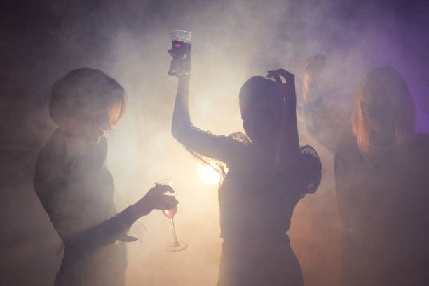 jovens mulheres dançando na fumaça - party nightclub night toast - fotografias e filmes do acervo