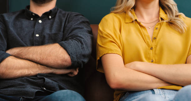 photo d’un couple ayant un désaccord à la maison - ignoring photos et images de collection