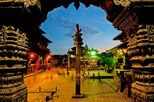 patan durbar square la nuit, katmandou, népal - durbar square photos et images de collection