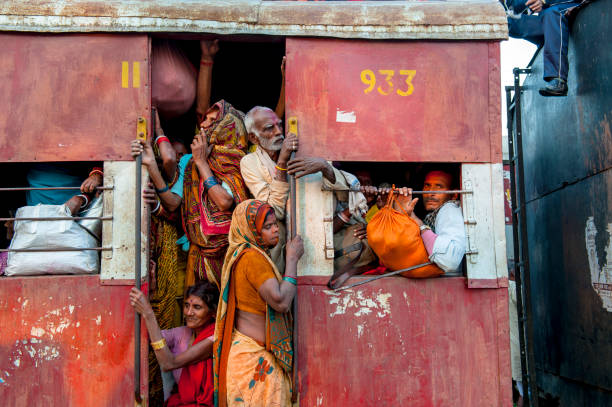 lo scompartimento ferroviario affollato - janakpur foto e immagini stock