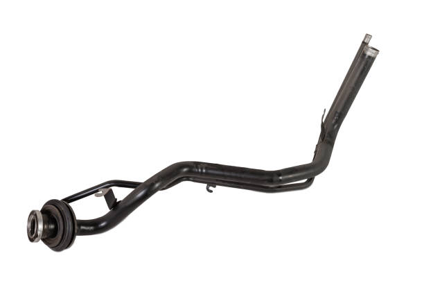 Fuel tank filler neck made of black metal hose on a white isolated background in a photo studio for sale on auto-parsing or for replacement when repairing a car timing system. cuello de llenado del tanque de combustible hecho de manguera de metal negro sobre un fondo blanco aislado en un estudio fotográfico para la venta en análisis automático o para reemplazo al reparar un sistema de sincronización de automóviles