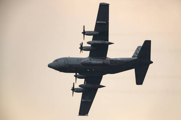 военный самолет lockheed c-130 hercules летает в воздухе во время заката - lockheed c 130 hercules military airplane military british military стоковые фото и изображения