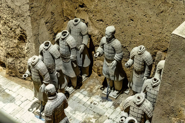 statues de guerriers en terre cuite dans la tombe de qin shi huangdi - terracotta soldiers xian terracotta tomb photos et images de collection