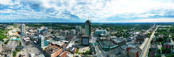 vista de panorama aéreo de kitchener, ontário, canadá em uma bela manhã - kitchener - fotografias e filmes do acervo