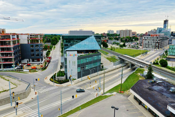 antena do edifício google research and development em kitchener, canadá - kitchener - fotografias e filmes do acervo