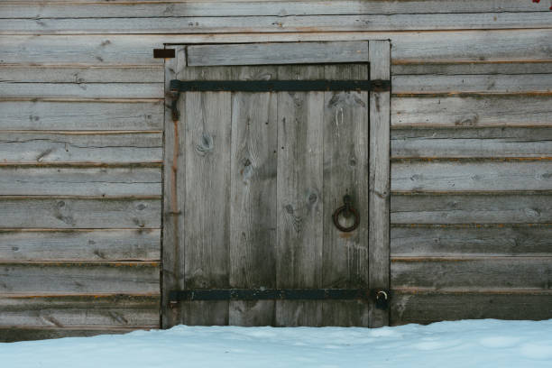 istock Old barn in the snow 1387316961