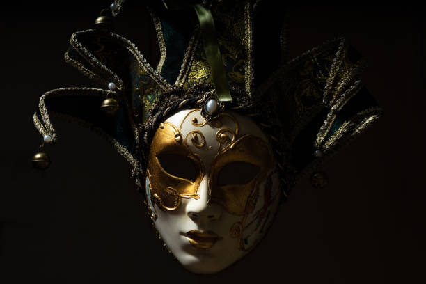maschera di carnevale di venezia, italia. illuminato da sinistra su sfondo nero - curtain red color image clown foto e immagini stock