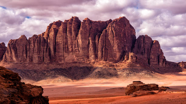 eine herausragende wüsten-berg-landschaft. wadi rum protected area, jordanien. - stony desert stock-fotos und bilder