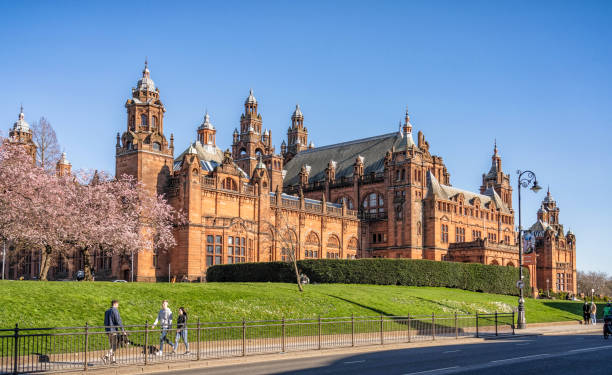 kelvingrove museum in spring - finnieston imagens e fotografias de stock