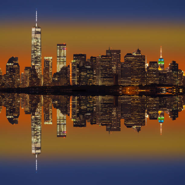 skyline di new york city con world trade center e manhattan financial district con orange yellow blue sunset sky. - dramatic sky manhattan moody sky new york city foto e immagini stock