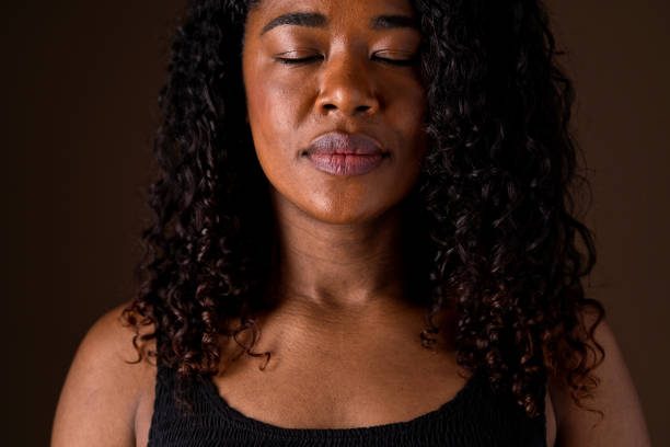 mid-waist-porträt einer afroamerikanischen frau mit geschlossenen augen bei der meditation. - afro amerikanischer herkunft fotos stock-fotos und bilder